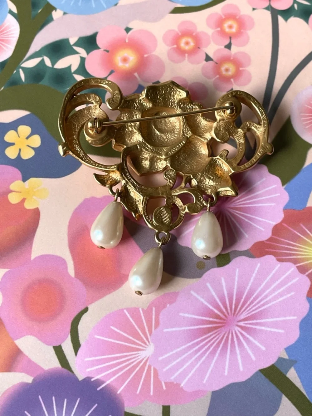 Vintage goldtone Avon faux pearl teardrop pink AB crystal rose brooch fairycore